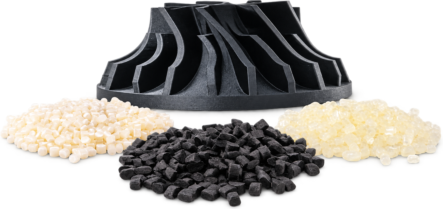 Peça preta impressa com pellet ASA da 3DXTech, com montes de pellet natural, preto e de PVA à frente