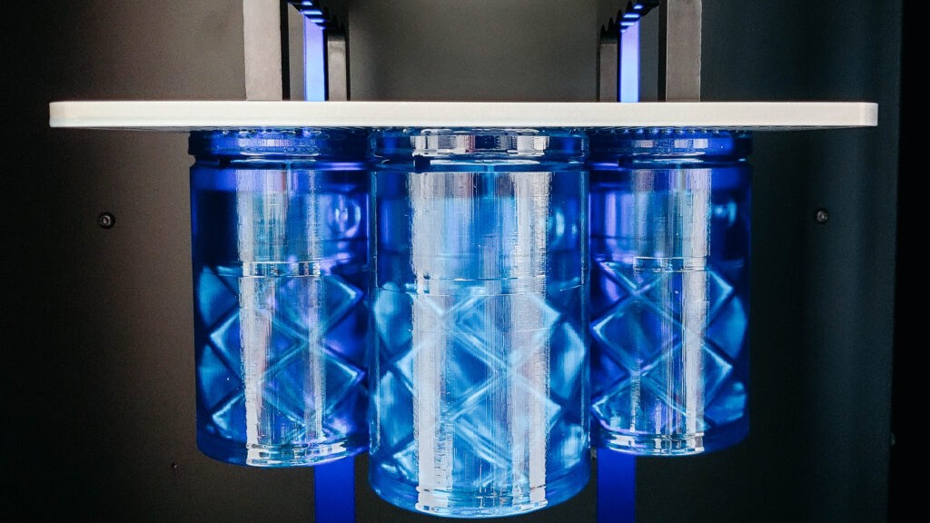 Moldes impressos em resina xMOLD azul-clara presos à plataforma de uma impressora 3D de resina