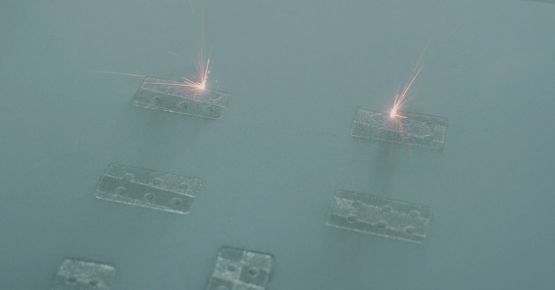Insertos de molde de injeção sendo sinterizados a laser na plataforma de uma impressora 3D de metal Farsoon