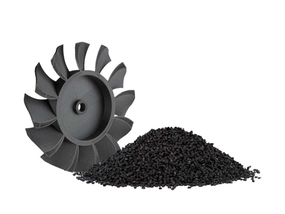 Rotor impresso em pellet Forward-AM PP GF30 ao lado de um monte do micropellet