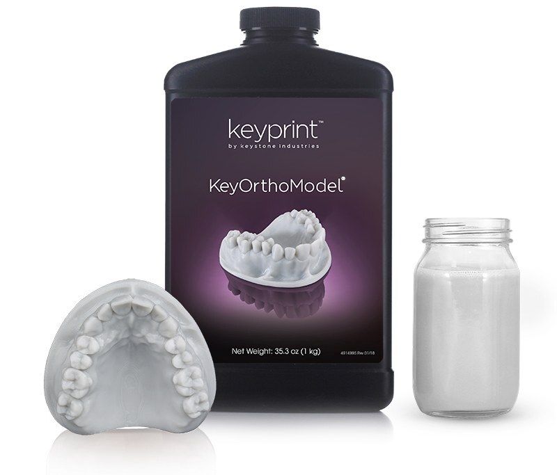 Frasco da resina KeyOrtho Model da Keystone ao lado de um modelo ortodôntico impresso