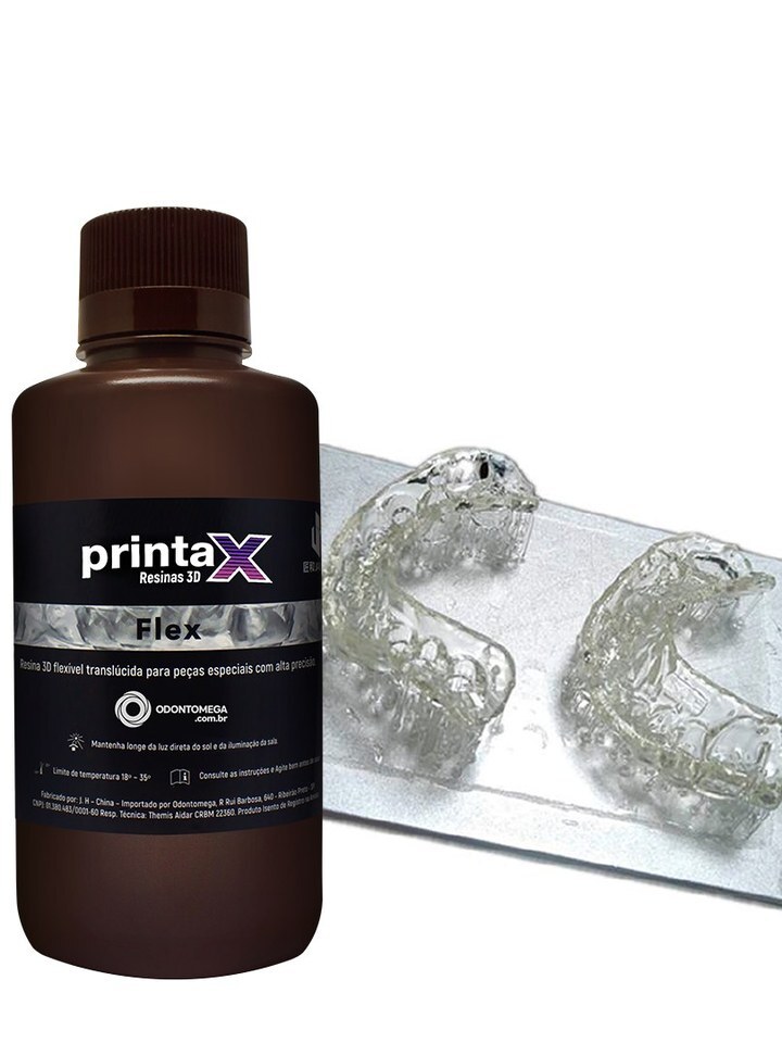 Frasco da resina PrintaX Flex ao lado de placas transparentes flexíveis impressas