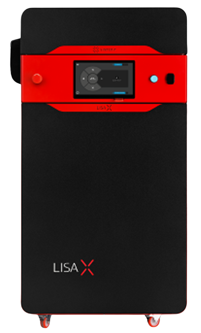 Impressora 3D SLS de bancada Sinterit Lisa X, gabinete preto e vermelho, em vista frontal