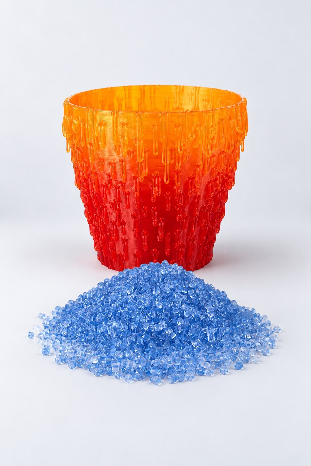 Vaso impresso em pellet na Ginger G1 e monte de pellet rPETG azul translúcido