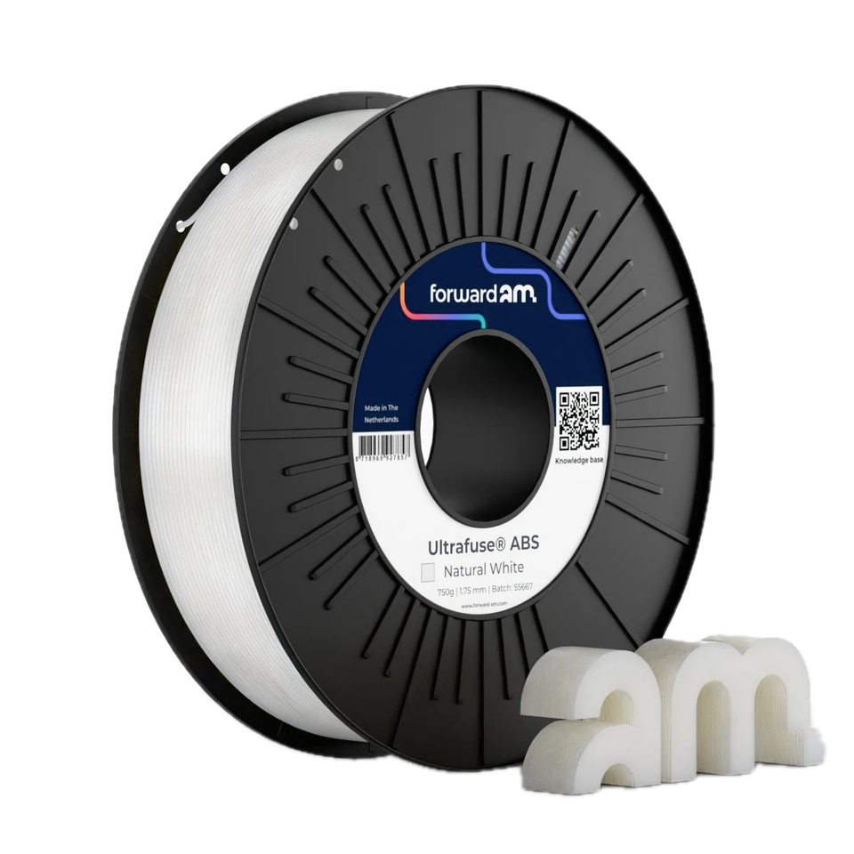 Rolo de filamento Ultrafuse ABS da Forward-AM ao lado de peça impressa nele