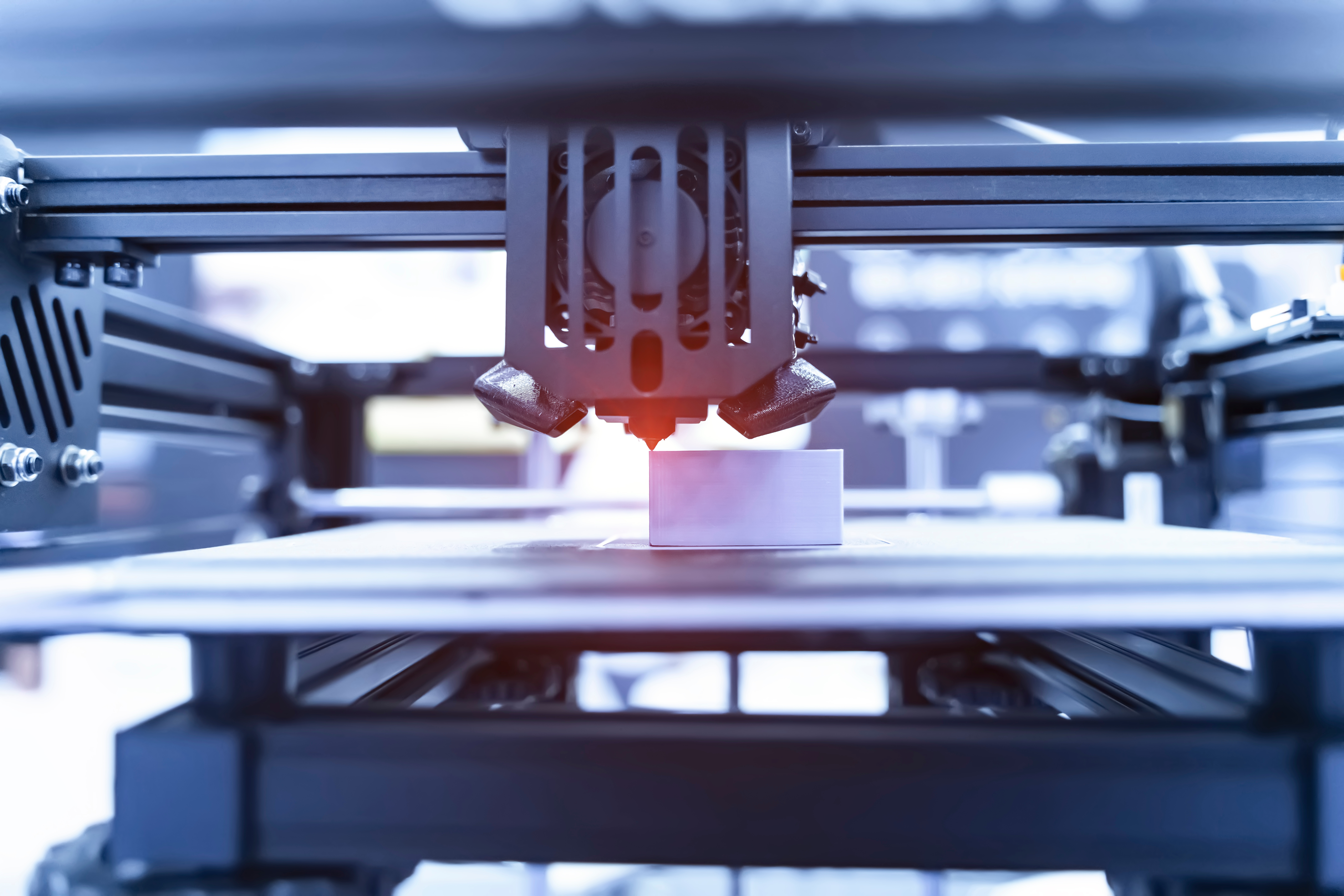 Impressora 3D de filamento de alta temperatura em operação com material de engenharia