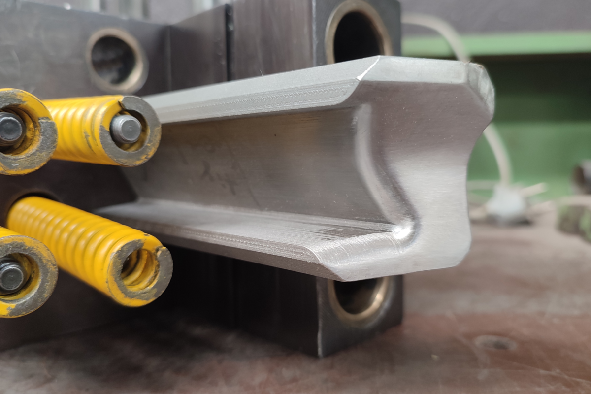 Componente metálico impresso em 3D montado em conjunto de ferramental industrial