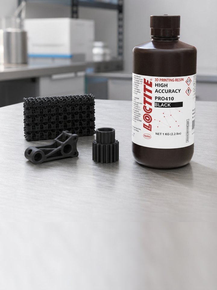 Frasco da resina LOCTITE 3D PRO410 em bancada de laboratório, com peças impressas