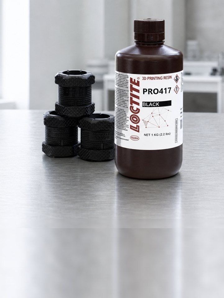 Frasco da resina LOCTITE 3D PRO417 em bancada de laboratório, com peças impressas