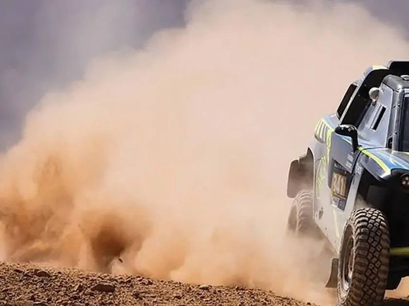 Carro de rali levantando poeira no deserto, com peças impressas em PA12 e alisadas a vapor