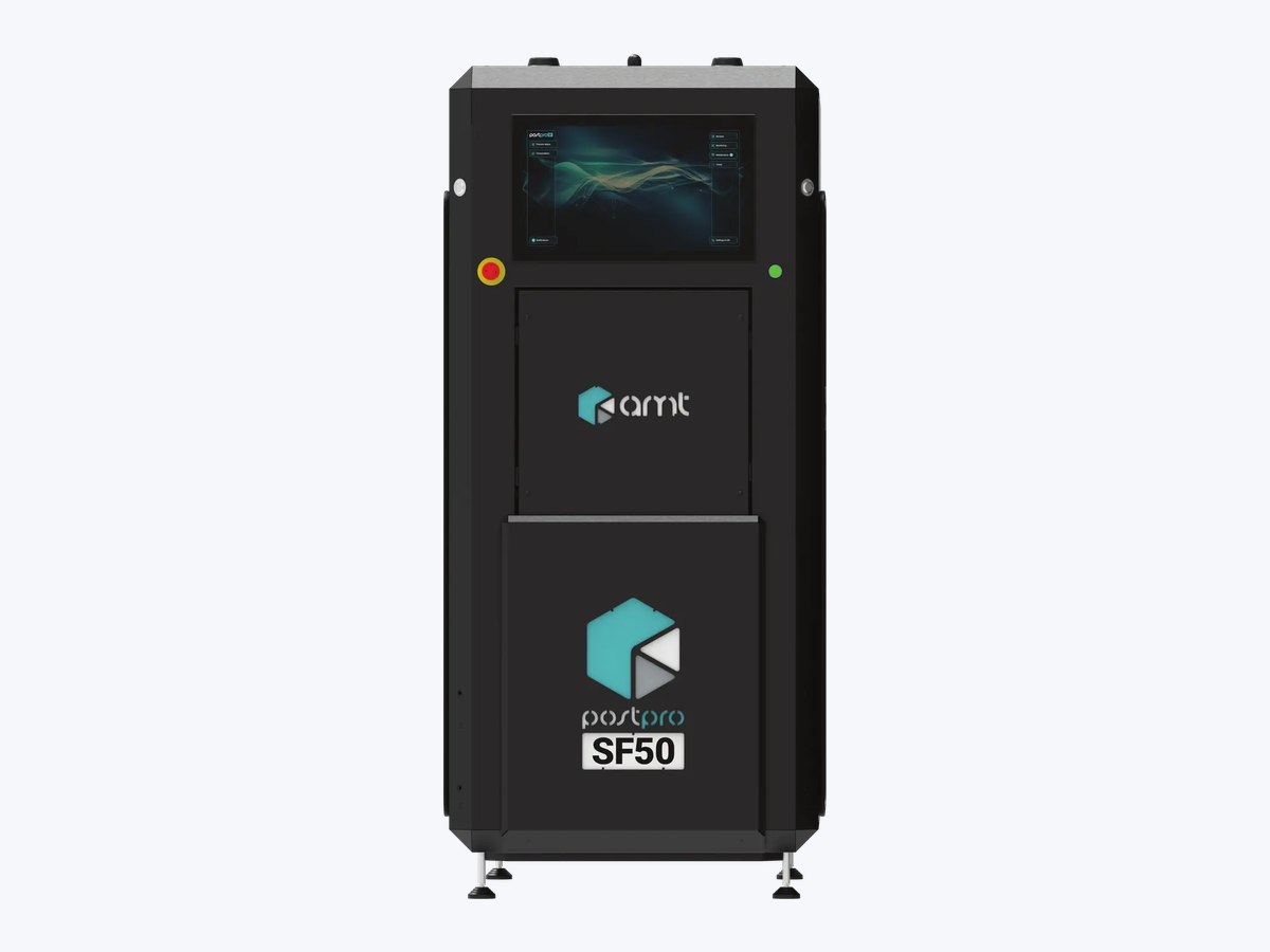 Sistema industrial de alisamento a vapor AMT PostPro SF50, gabinete preto com tela no topo e botão de emergência, em vista frontal