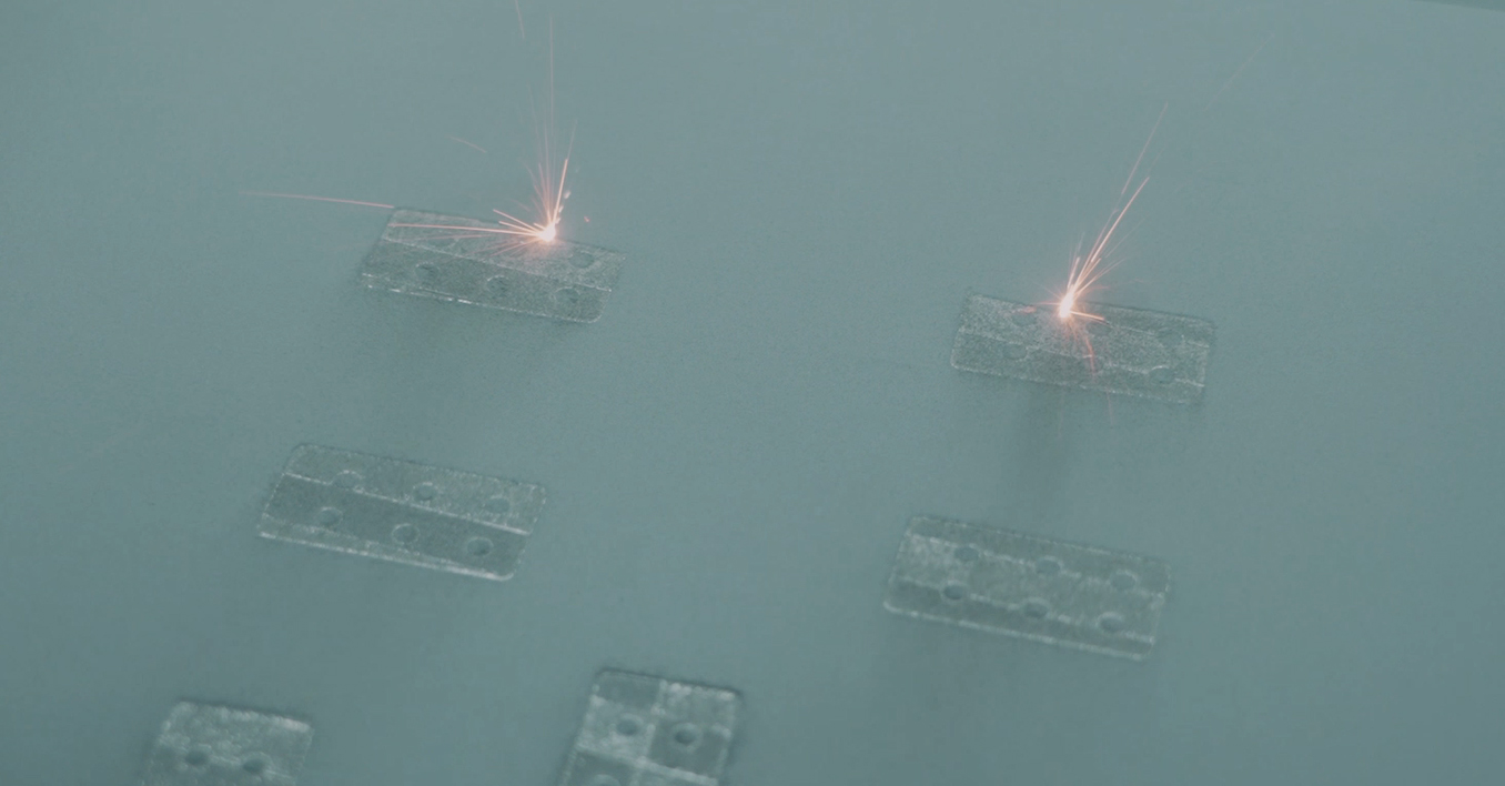 Insertos de molde de injeção sendo sinterizados a laser na plataforma de uma impressora 3D de metal Farsoon