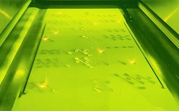 Oito lasers fundindo pó metálico ao mesmo tempo no leito de pó da Farsoon FS721M-CAMS