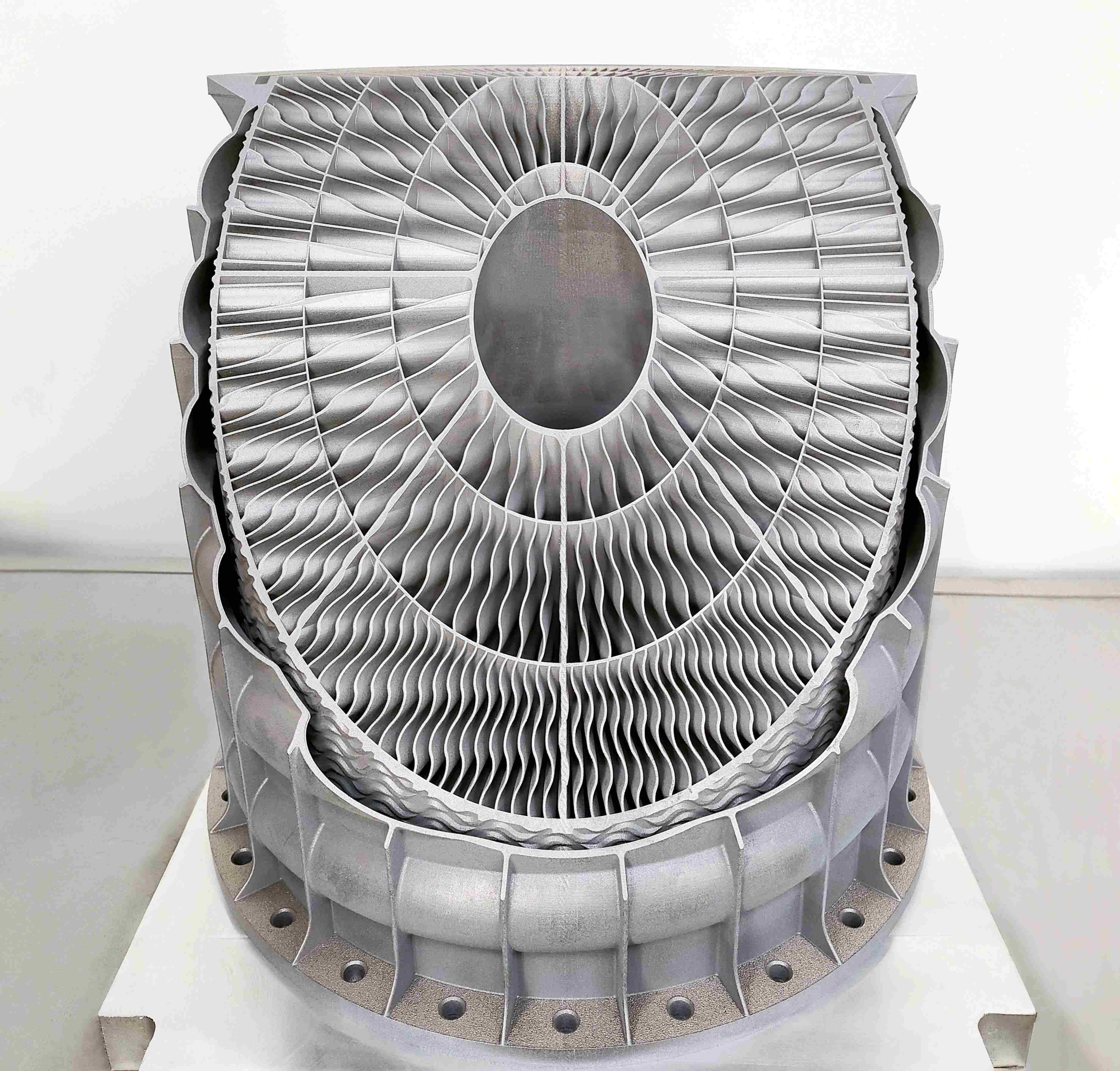 Componente de turbina em metal com aletas integradas, impresso em sistema Farsoon