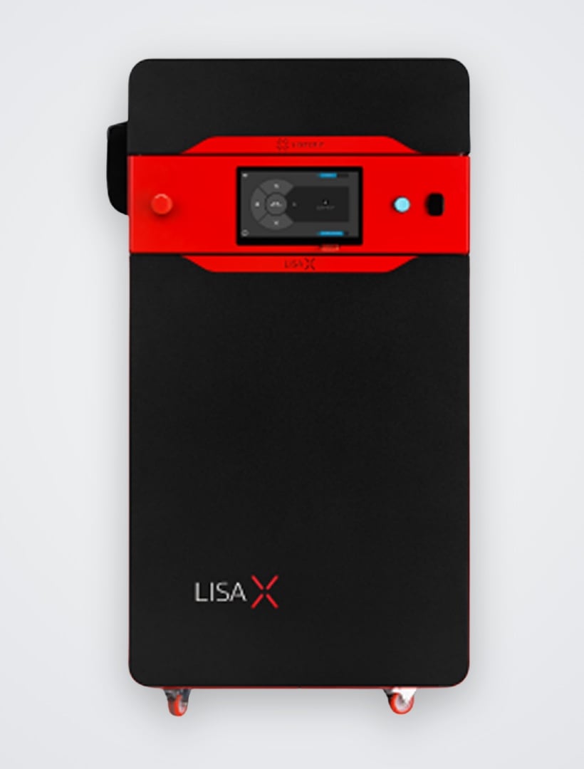 Impressora 3D SLS Sinterit Lisa X em vista frontal, gabinete preto com faixa vermelha, sobre fundo claro