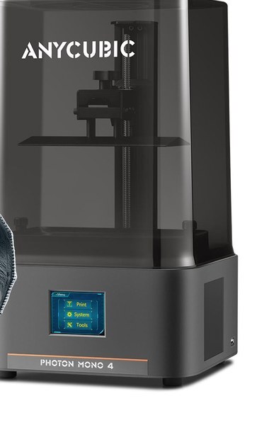 Impressora 3D de resina Anycubic Photon Mono 4 em vista frontal, de tampa cinza translúcida