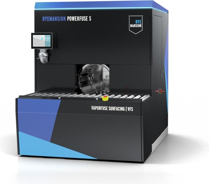 Sistema de alisamento a vapor DyeMansion Powerfuse S, gabinete preto e azul com esteira de carga, em vista frontal