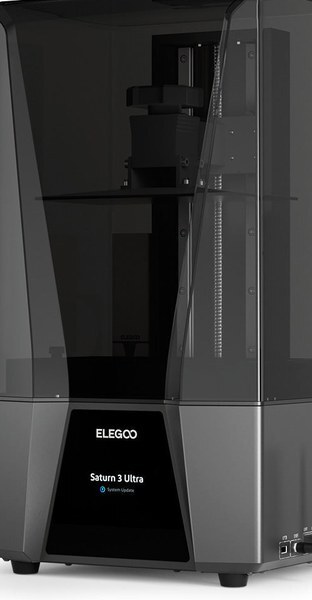 Impressora 3D de resina Elegoo Saturn 3 Ultra em vista frontal, de tampa cinza escura